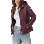 Jott – Plumífero con Capucha de Mujer Jott CLOE, modelo femenina que lleva un plumífero fino morado, vista frontal