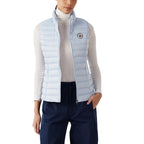 Jott – Chaleco Mujer Jott SEDA BASIC, modelo con un chaleco acolchado azul claro, vista frontal