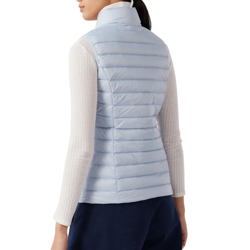 Jott – Chaleco Mujer Jott SEDA BASIC, modelo de espaldas con un chaleco acolchado azul claro