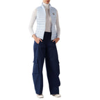 Jott – Chaleco Mujer Jott SEDA BASIC, modelo con un chaleco acolchado azul claro y un pantalón cargo azul marino