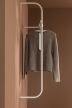 Armario moderno TAMINA con jersey gris con Kleiderbügel minimalista.