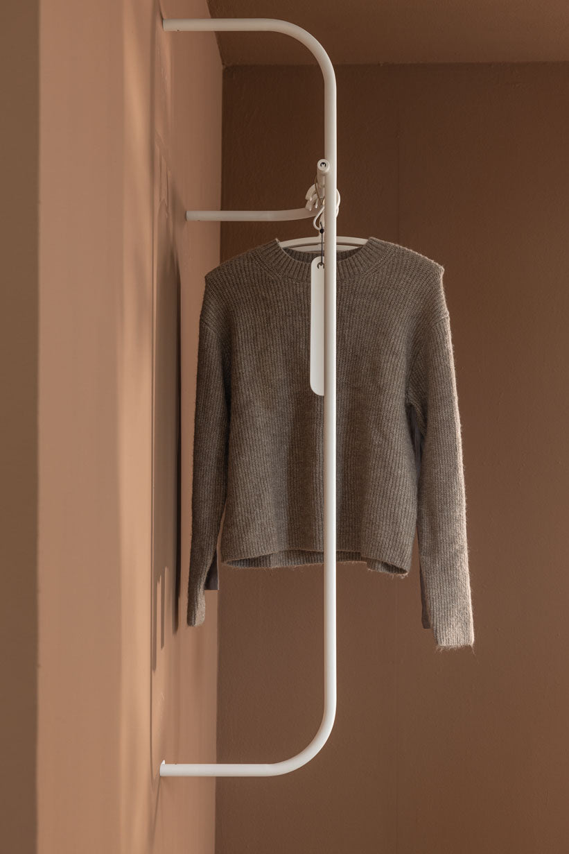 Armario moderno TAMINA con jersey gris con Kleiderbügel minimalista.