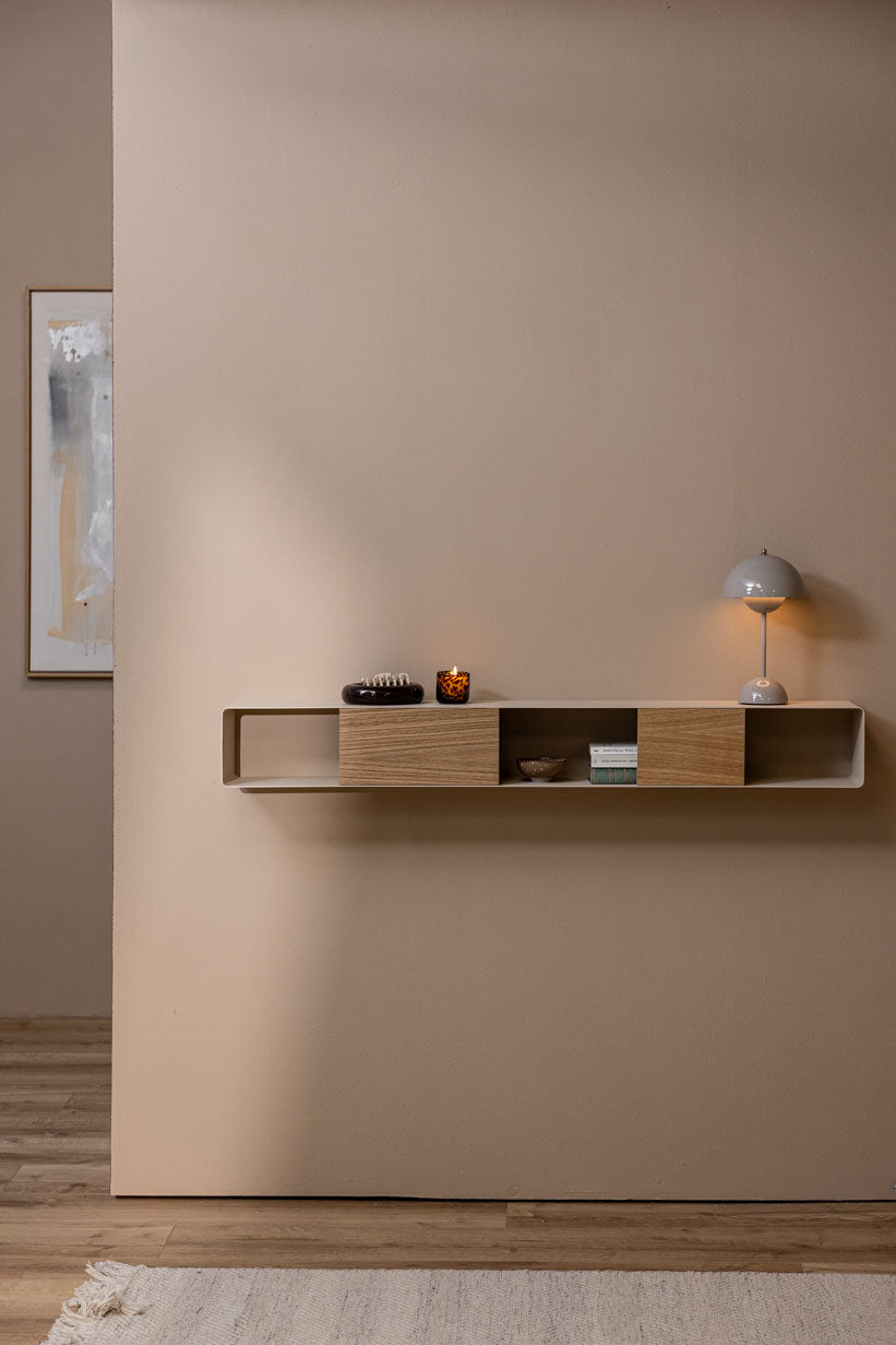 Hängekonsole SION an einer beige Wand mit Lampe und dekorativen Gegenständen auf dem Regal.