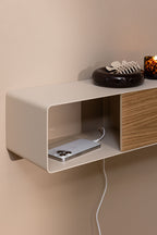 Hängekonsole SION in modernem Design mit Ablagefläche und Holz-Elementen, ideal für zeitloses Wohnen.