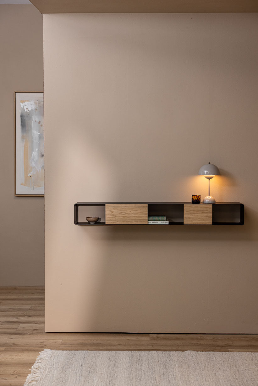 Stylische Hängekonsole SION an einer Wand, mit Lampe und stilvollen Dekorationen auf dem Regal.
