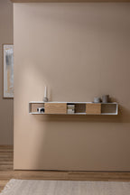 Hängekonsole SION an einer Wand, modern und schlicht, mit eleganten Holz- und Weißtönen, dekoriert mit Kerzen und Accessoires.