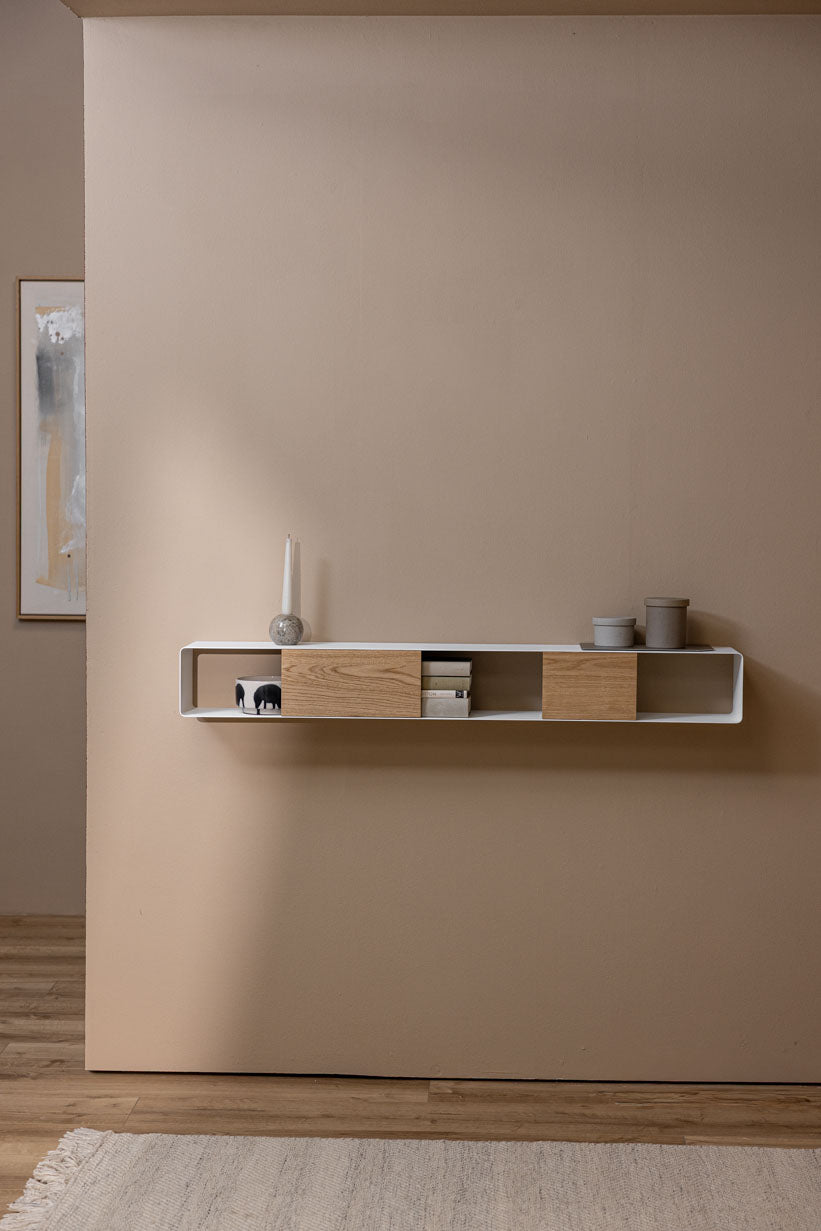 Hängekonsole SION an einer Wand, modern und schlicht, mit eleganten Holz- und Weißtönen, dekoriert mit Kerzen und Accessoires.