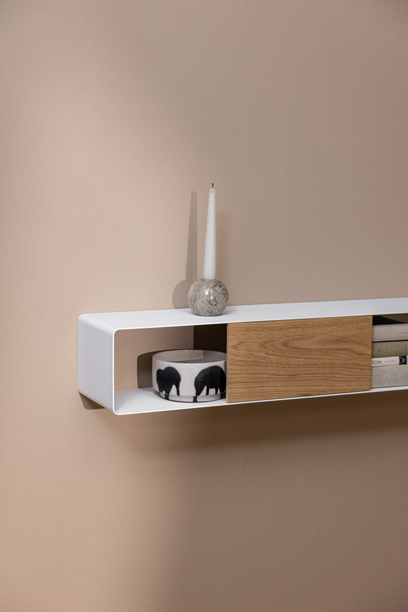 Hängekonsole SION an einer Wand, minimalistisches Design mit Holzschublade und Dekoration.