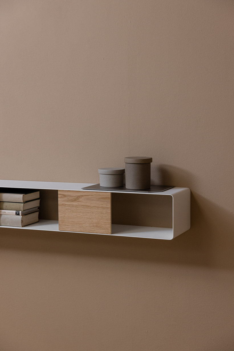 Hängekonsole SION in minimalistischer Ausführung mit Holz- und Aufbewahrungsboxen an einer Wand.