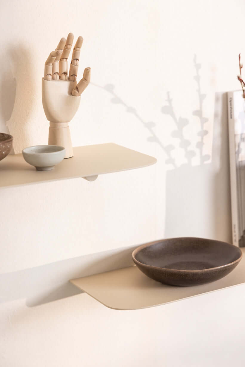 Wandregal LENN mit Decoration, minimalist Design and modern Ästhetik auf Wänden.