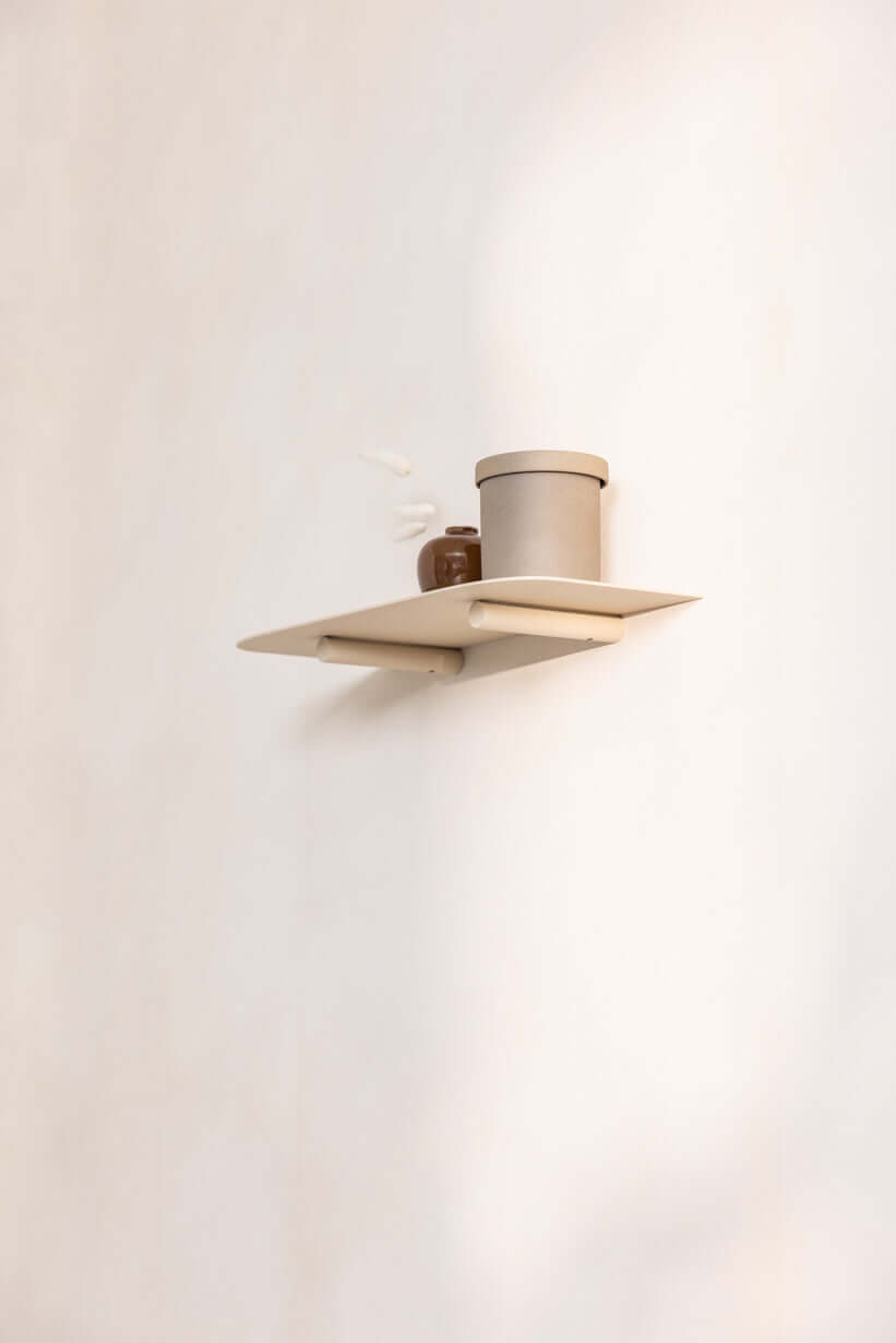 Wandregal LENN mit minimalist Gestaltung, dekoriert mit einem Behälter auf einer white Wand.