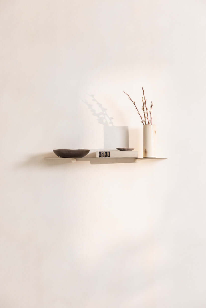 Wandregal LENN with minimalist shapes, decorations with shades and vases for stylish decorations.