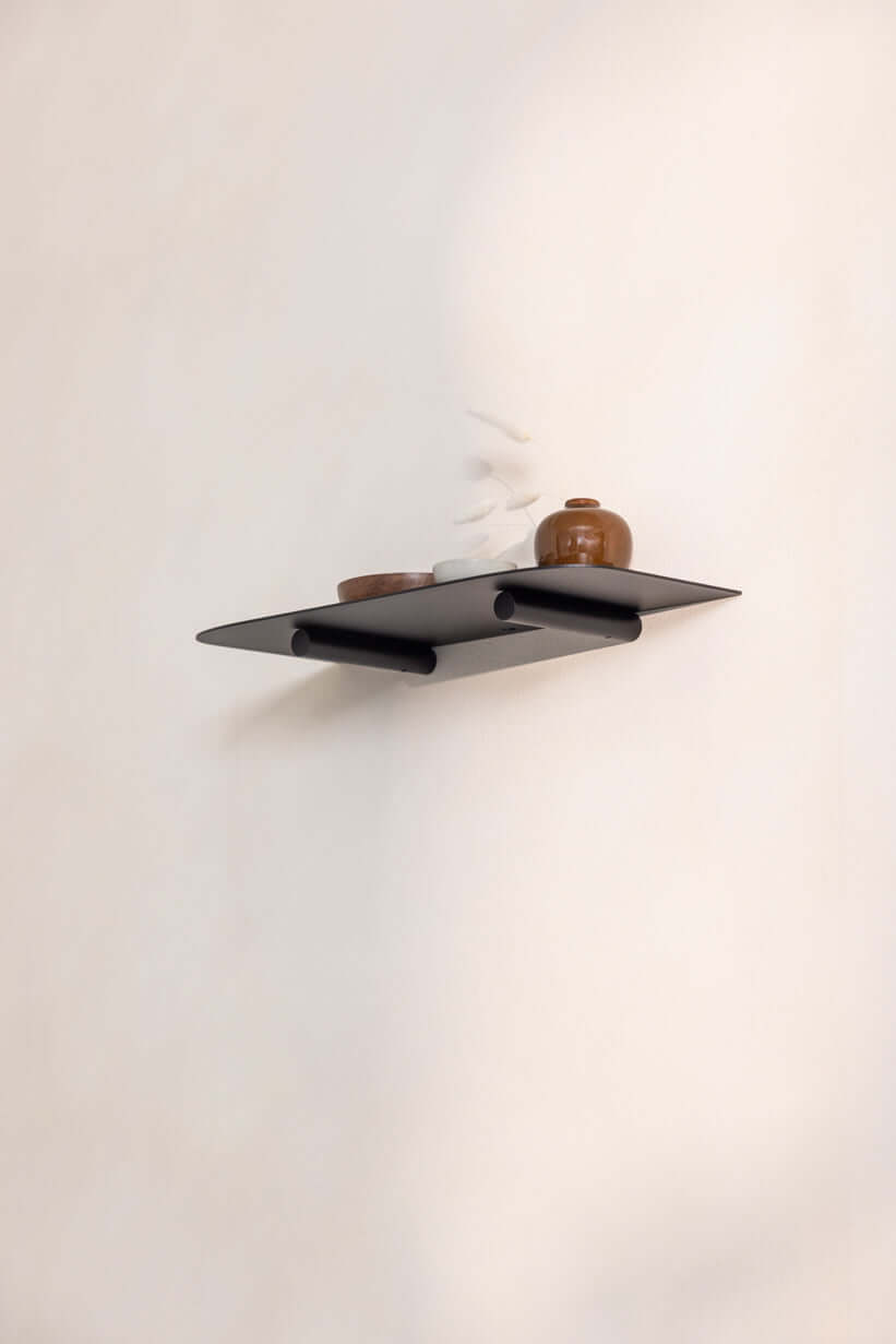 Wandregal LENN aus Metall mit minimalistischer Gestaltung, perfect for modern Wohnräume.