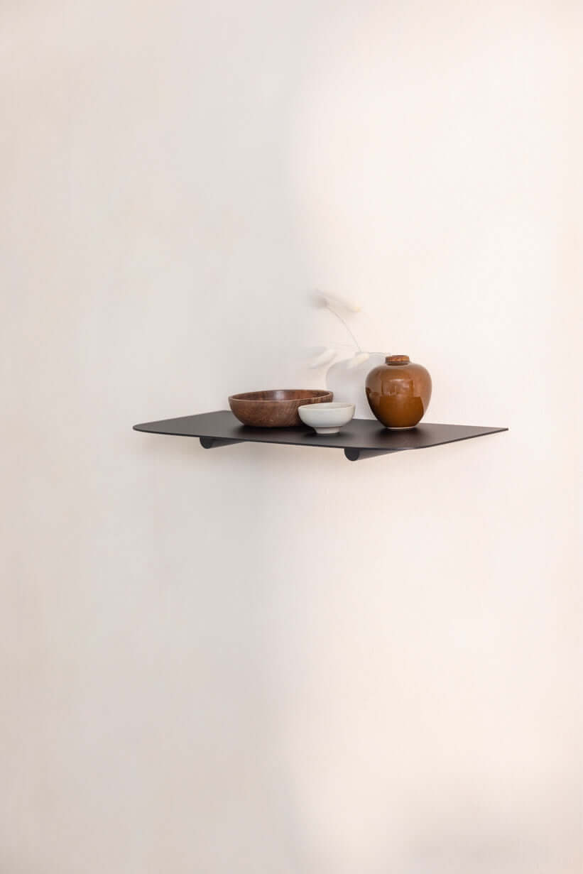 Minimalist Wandregal LENN mit dekorativen Schalen, ideal for zeitgemäße Wohnräume.