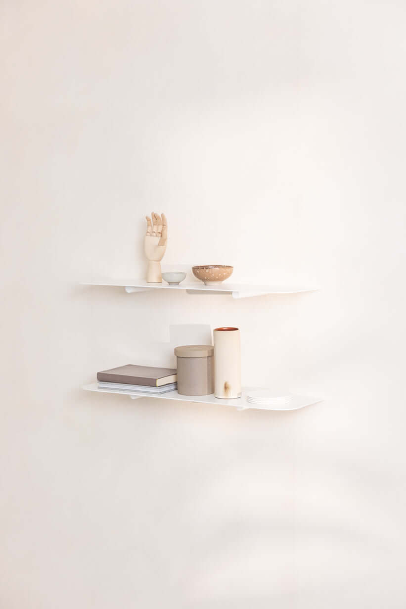 Wandregal LENN with minimalist Design, decoration with modern Haushaltsgegenständen.