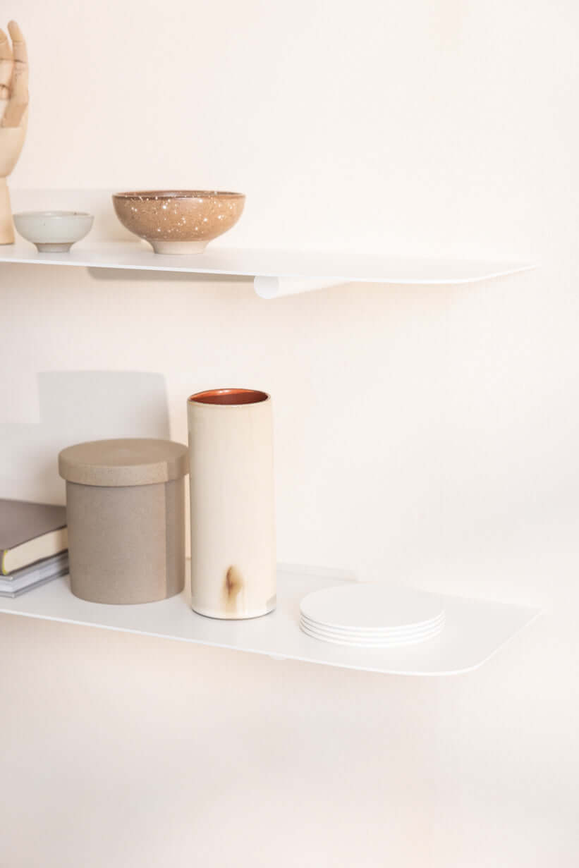 Wandregal LENN mit modernen Deko-Objects in minimalist Formen auf einem white Hintergrund.