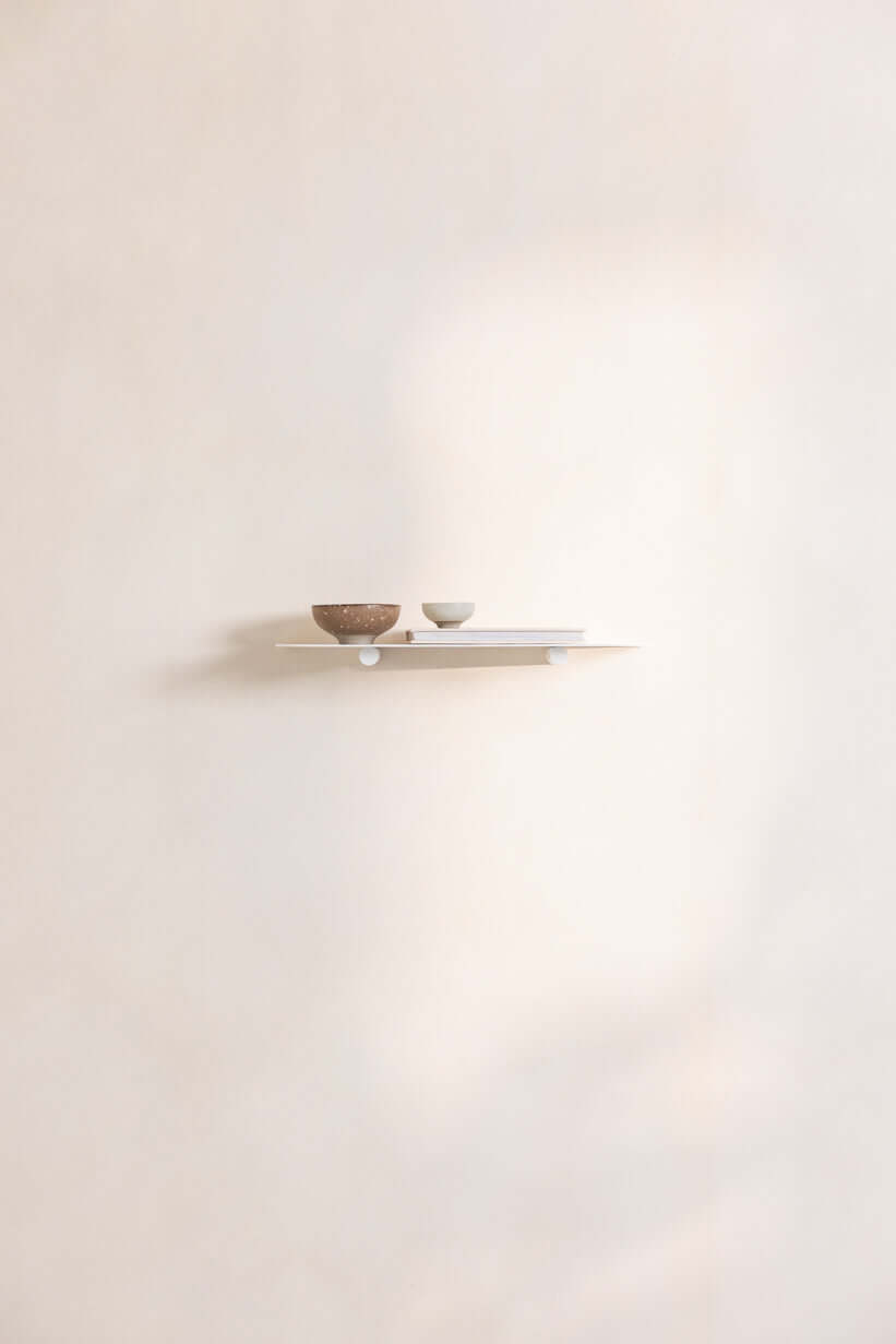 WANDREGAL LENN mit minimalist design and two decorative designs with one hellen wall.