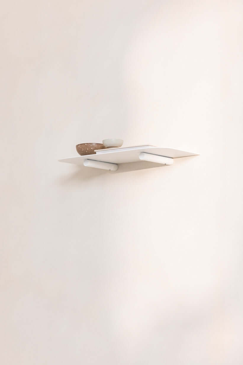 Wandregal LENN aus Metall mit minimalist Gestaltung und Pulverbeschichtung, ideal für modern Wohnräume.