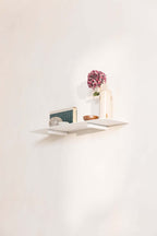 Wandregal LENN aus Metall mit minimalist Gestaltung, Bücher und Deko-Object auf hellem Hintergrund.