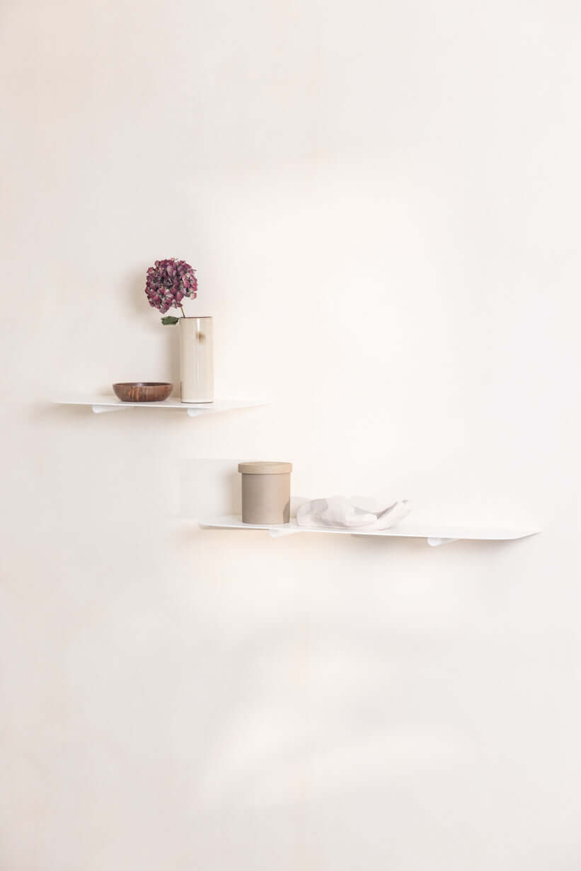 Wandregal LENN in modern Design with Deko-Elementen auf zwei stilvollen Ablagen.
