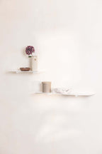 Wandregal LENN in modern Design with Deko-Elementen auf zwei stilvollen Ablagen.