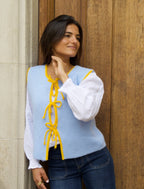 Chaleco de punto celeste y amarillo