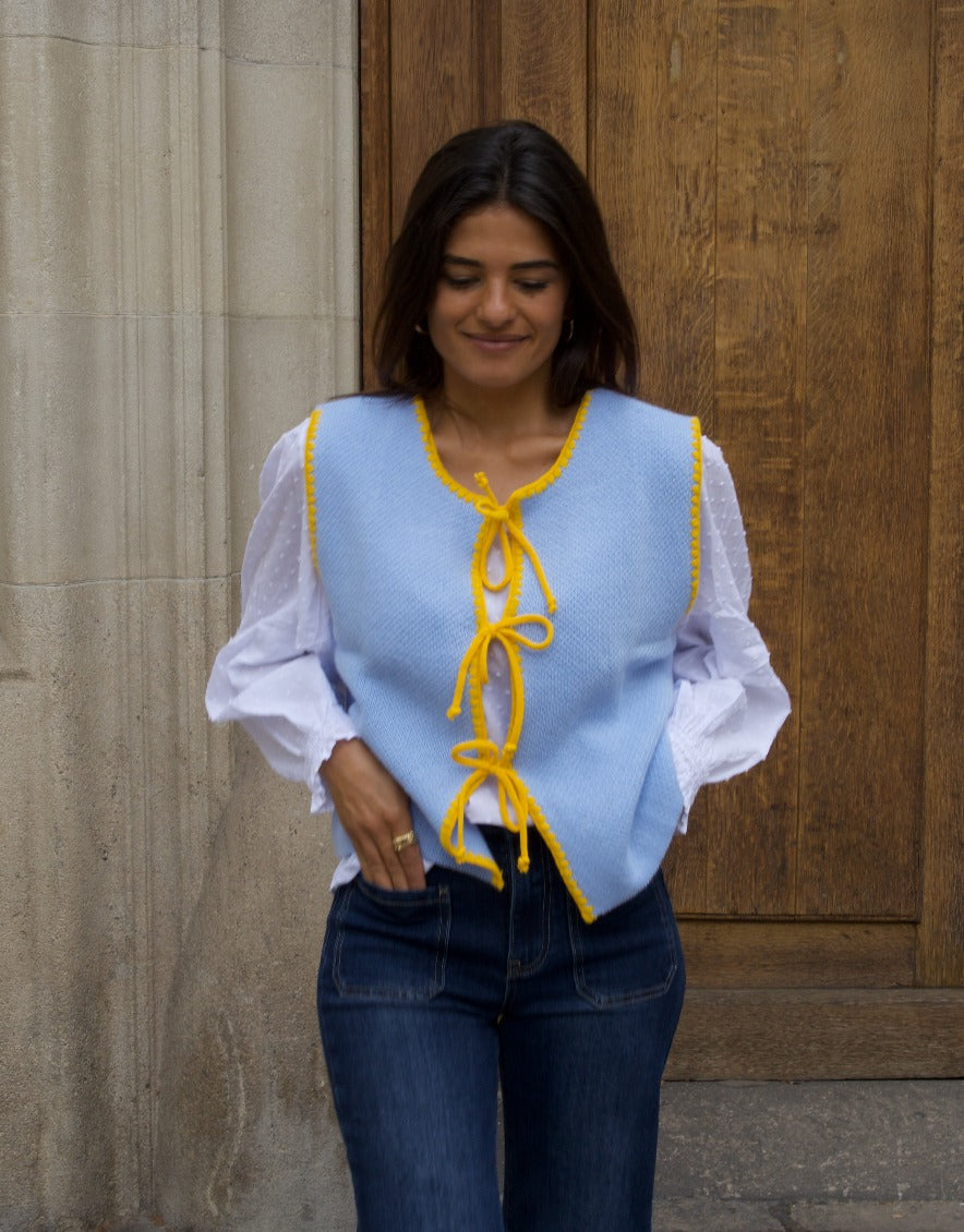 Chaleco de punto celeste y amarillo