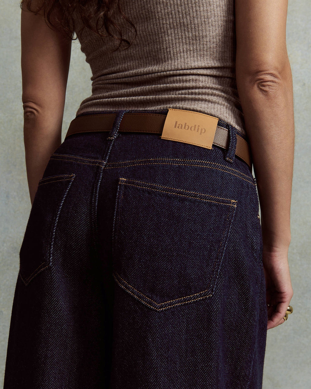 Jean en denim bleu foncé 3D avec coupe ample et fluide, matière épaisse et de qualité, adapté à toutes les morphologies féminines.