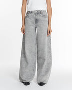 Jean femme en denim 100 % coton gris clair à coupe large et droite, offrant un style décontracté et une adaptation parfaite à toutes les morphologies.