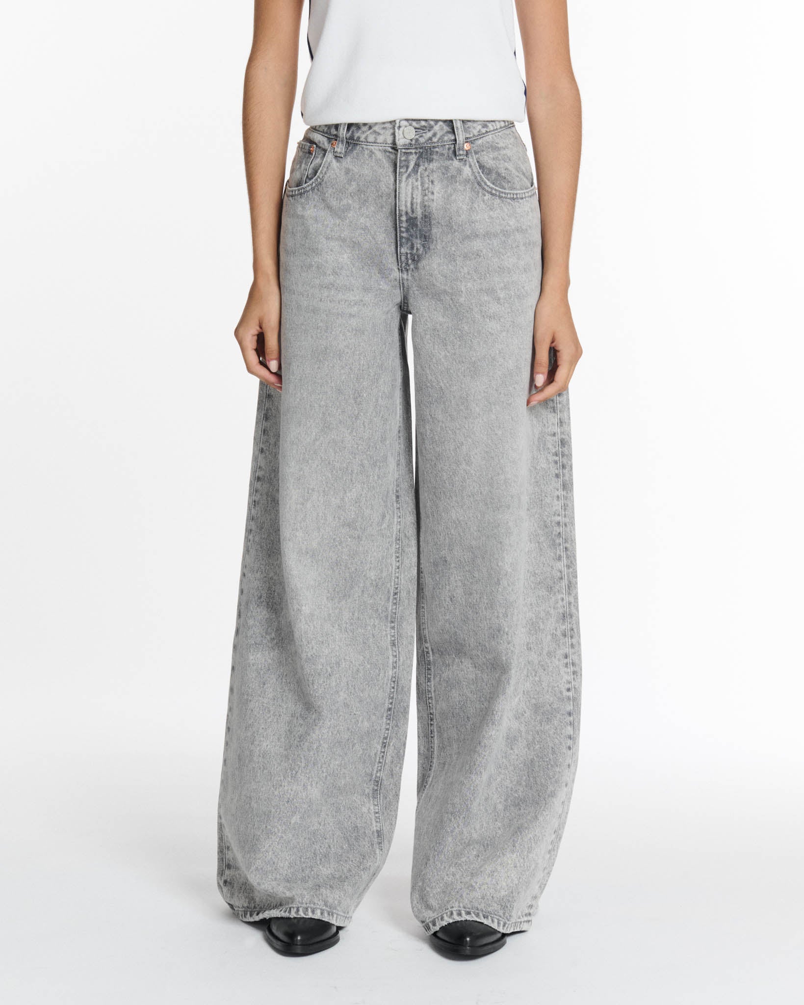 Jean femme en denim 100 % coton gris clair à coupe large et droite, offrant un style décontracté et une adaptation parfaite à toutes les morphologies.