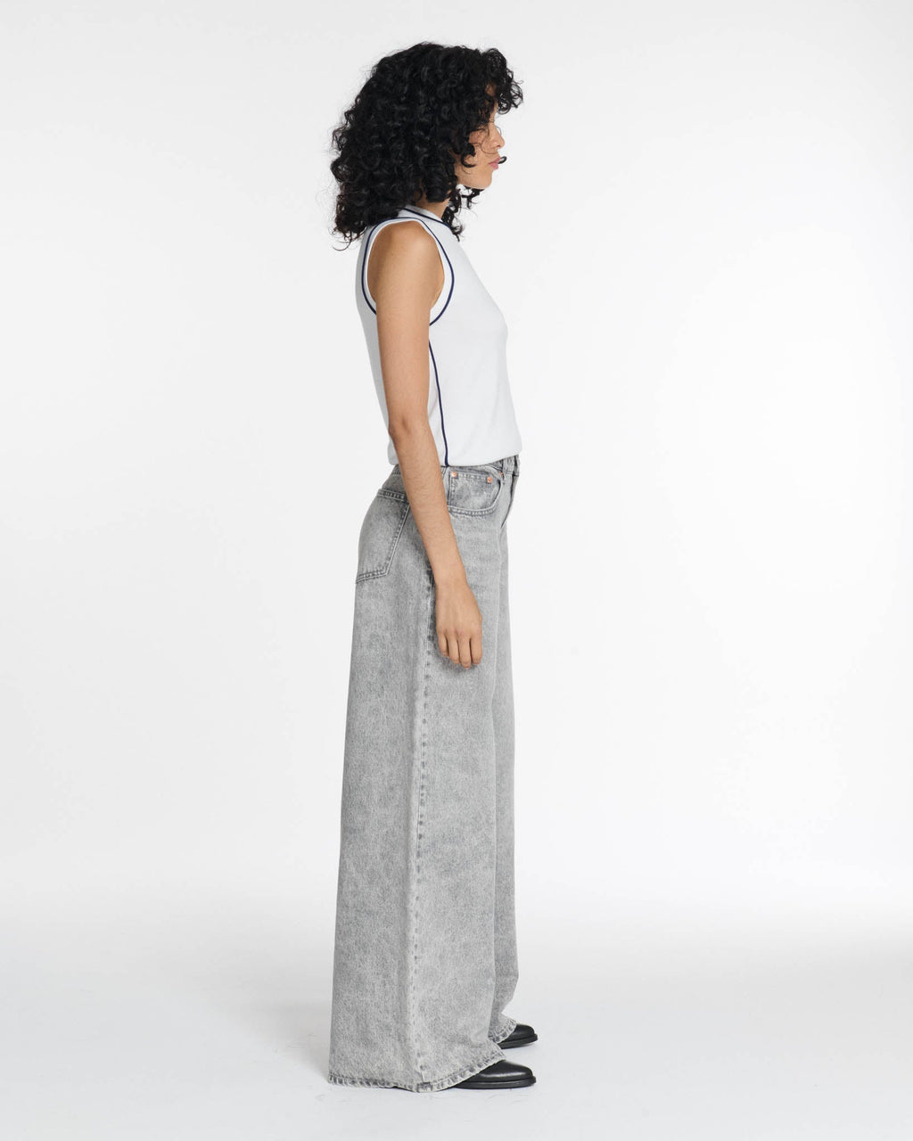 Jean femme en denim gris clair avec coupe large et flare, matière 100 % coton, offrant un tombé fluide et un style décontracté élégant.