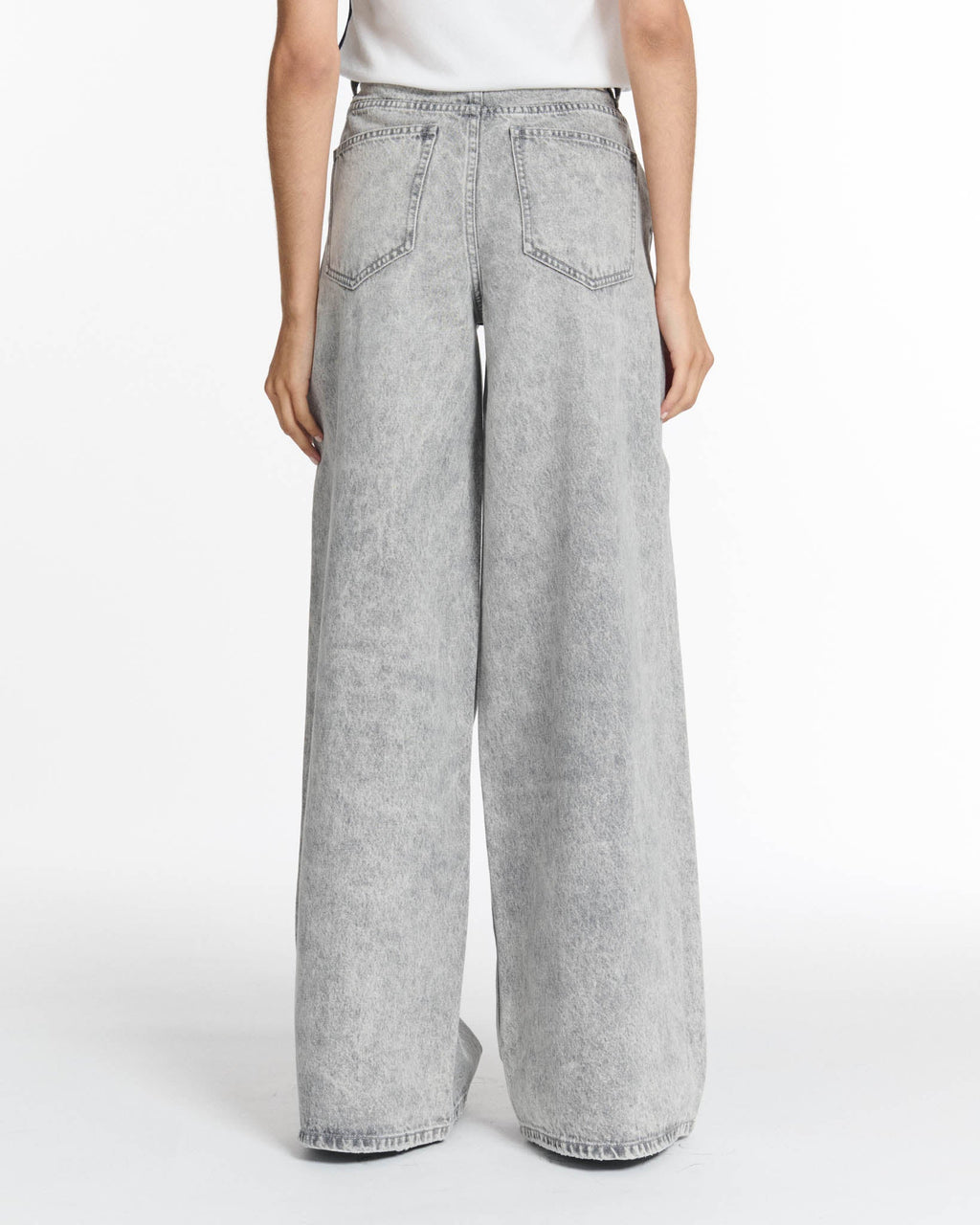 Jean femme en denim léger gris clair, coupe large et droite, tissu en coton confortable adapté à toutes les morphologies pour un style décontracté et moderne.