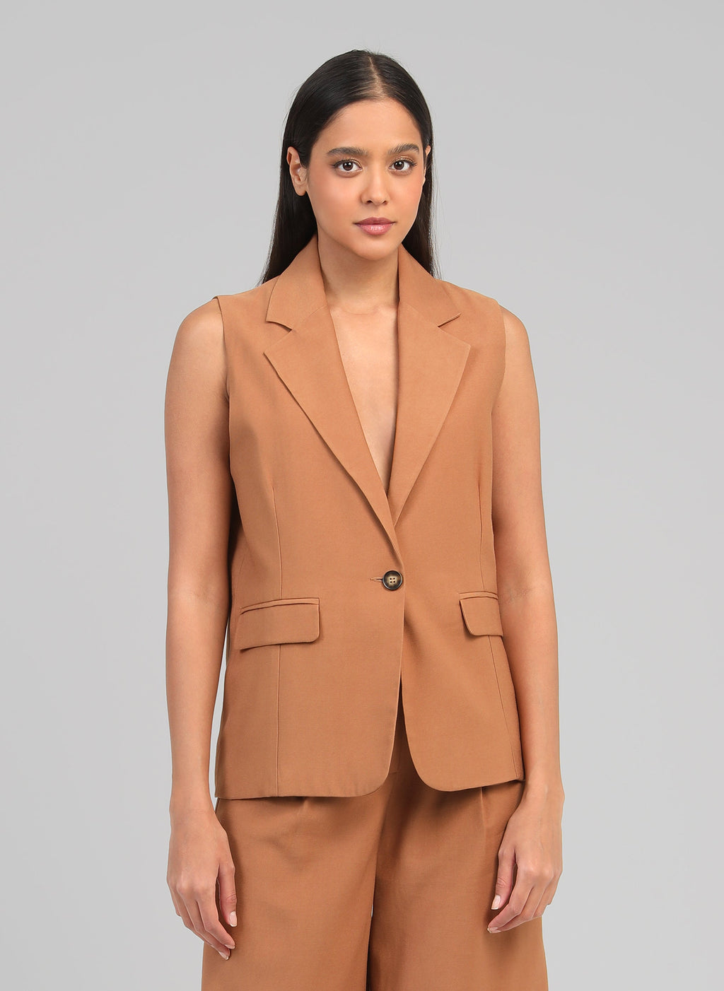An'ge – Gilet Zakarita Camoscio, modella con blazer senza maniche marrone chiaro, vista frontale