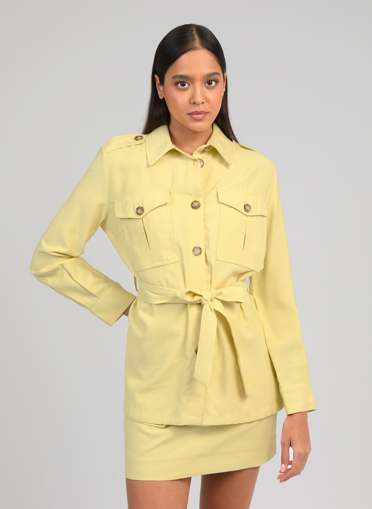 An'ge – Veste Zoana Paille, mannequin portant une veste chemise jaune clair avec ceinture et jupe assortie