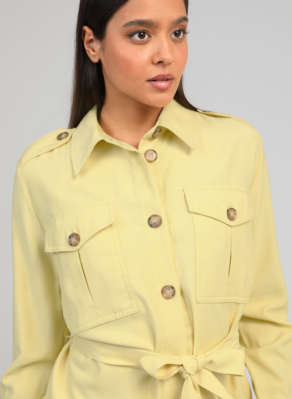 An'ge – Veste Zoana Paille, chemisier jaune clair en coton, porté par une femme, vue de face