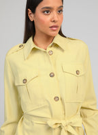 An'ge – Veste Zoana Paille, chemisier jaune clair en coton, porté par une femme, vue de face