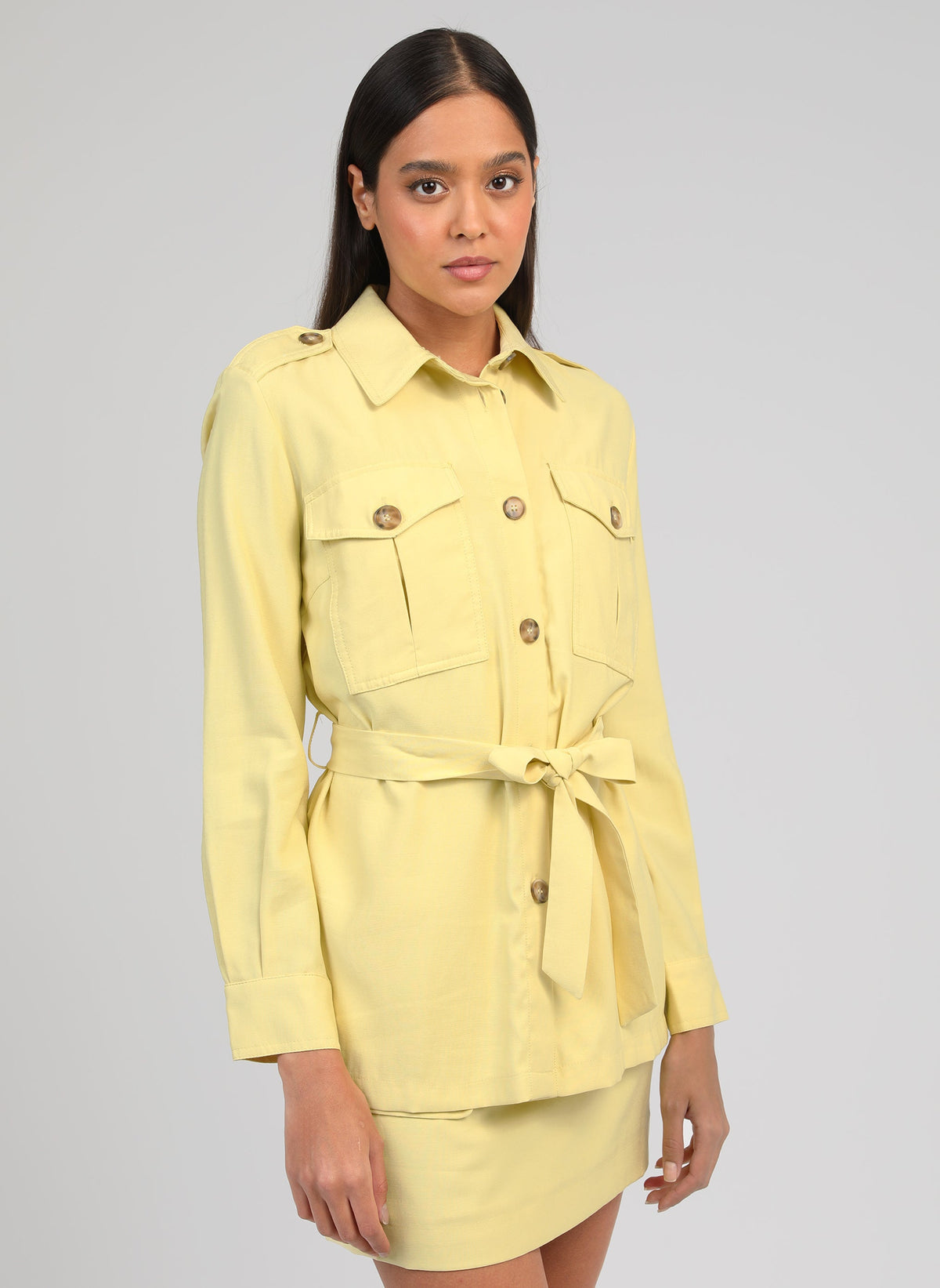 An'ge – Veste Zoana Paille, mannequin portant une veste chemise jaune clair avec ceinture et jupe