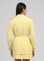 An'ge – Veste Zoana Paille, mannequin de dos portant une veste et une jupe jaune clair