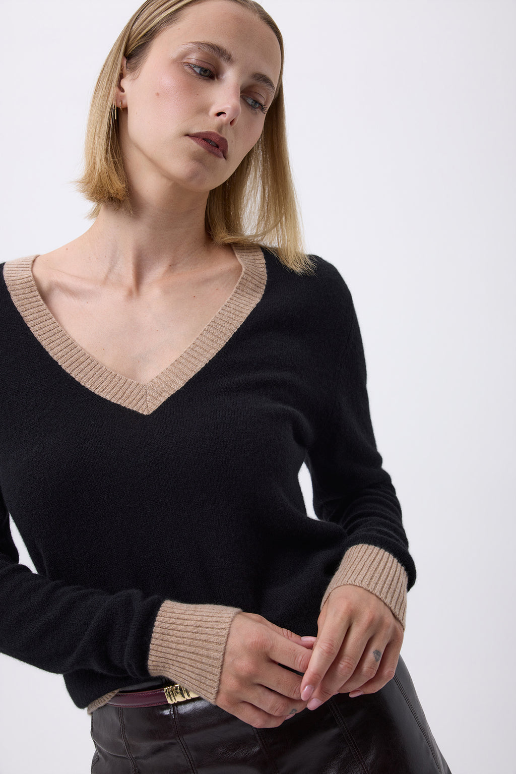 Sweter kaszmirowy z dekoltem w serek i kontrastową lamówką F Zephana - Czarno-beżowo-kremowy - Damski