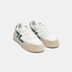 Weiße und grüne Sneaker mit dicker Sohle. Diese Sneaker sind vegan und aus recycelten Materialien hergestellt