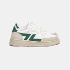 Weiße und grüne Sneaker mit dicker Sohle. Diese Sneaker sind vegan und aus recycelten Materialien hergestellt