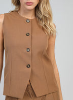 An'ge – Kostuumgilet Zola Camel, model met een lichtbruin gilet met knopen, vooraanzicht