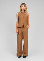 An'ge – Kostuumgilet Zola Camel, model gekleed in een set van lichtbruine broek en gilet, vooraanzicht