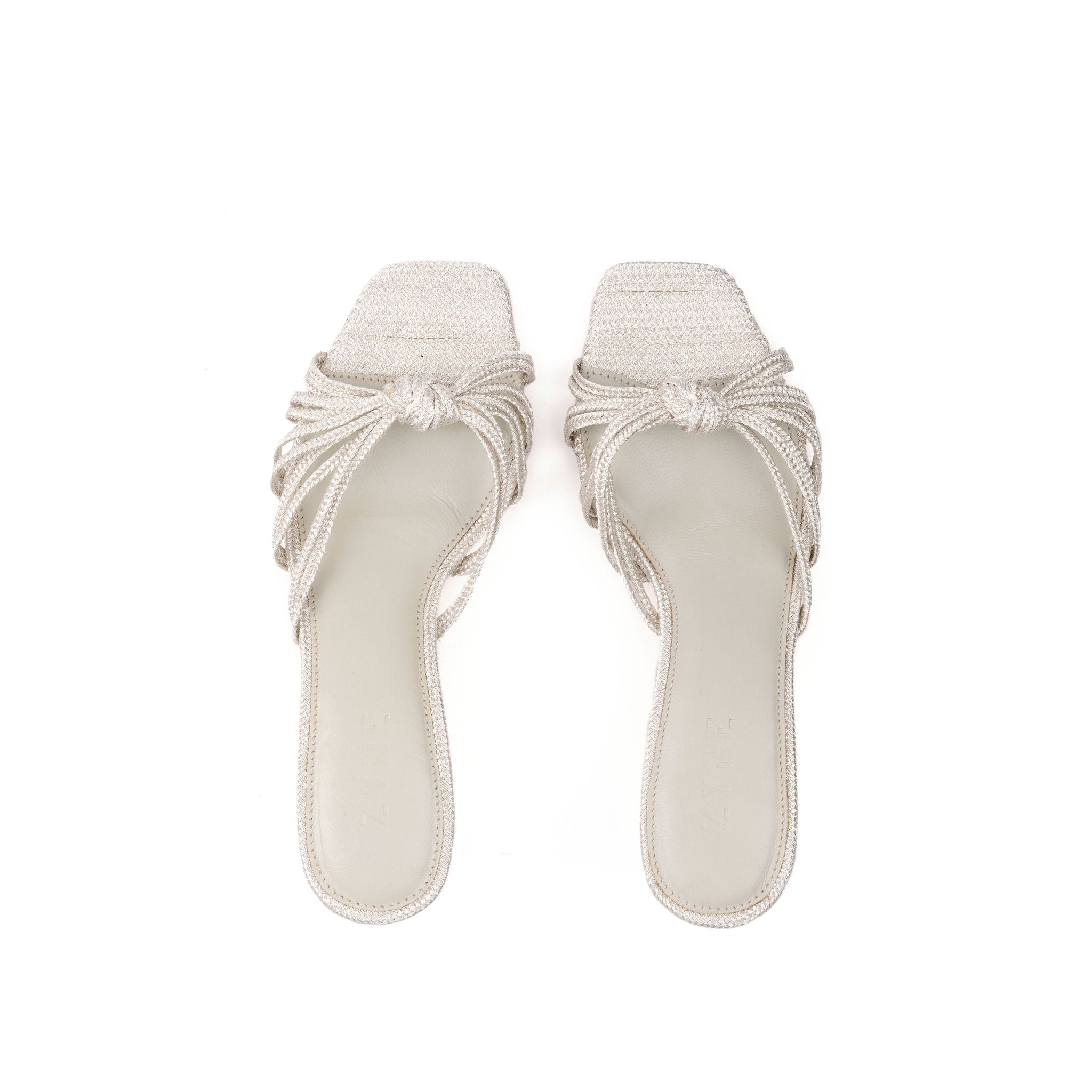 Las sandalias con nudo