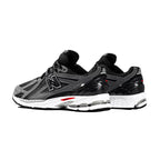 Zapatillas negras, grises, blancas.