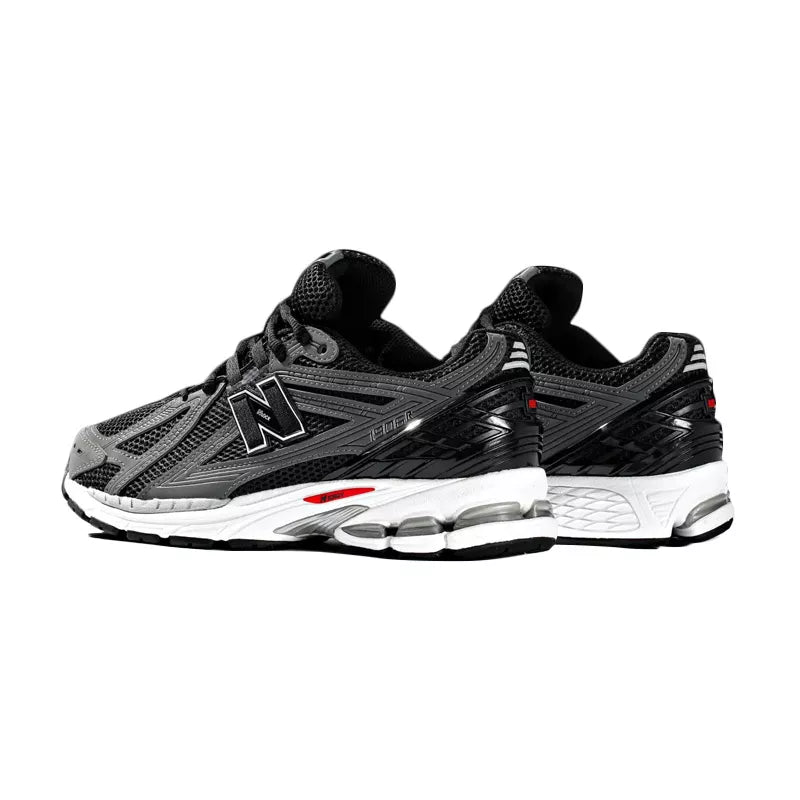 Zapatillas negras, grises, blancas.