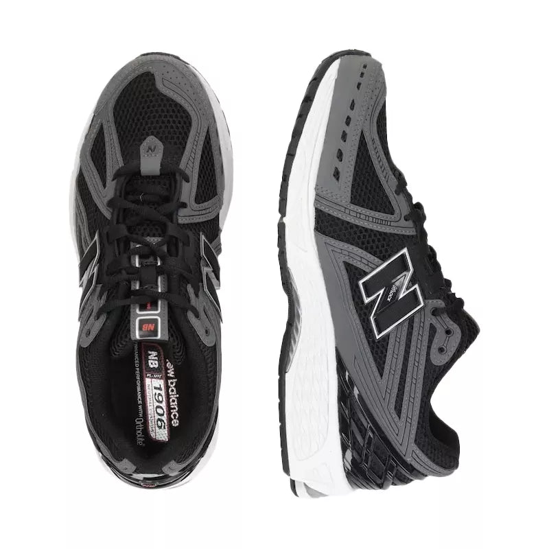 Zapatillas negras, grises, blancas.