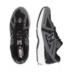 Zapatillas negras, grises, blancas.