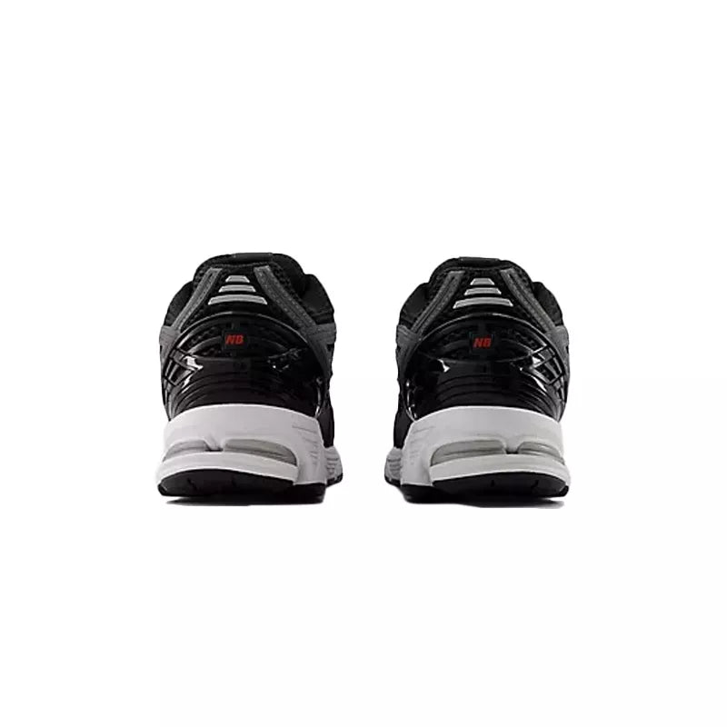 Zapatillas negras, grises, blancas.