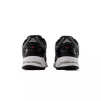 Zapatillas negras, grises, blancas.